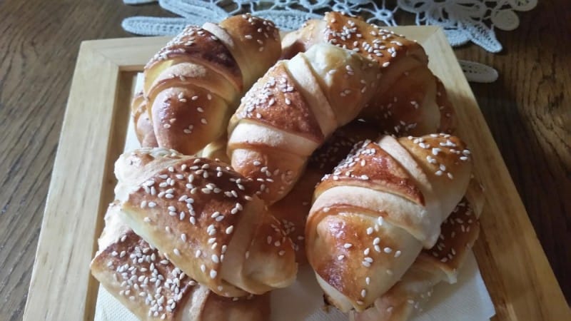 Кифли со фета сирење и шунка