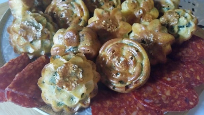 Солени мафинчиња со сирење, кулен и спанаќ