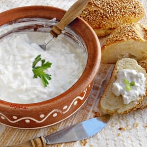 Намаз од сирење, лути пиперки и цврст јогурт