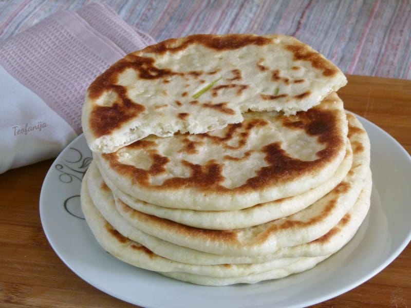 Питулици со сирење и млад кромид