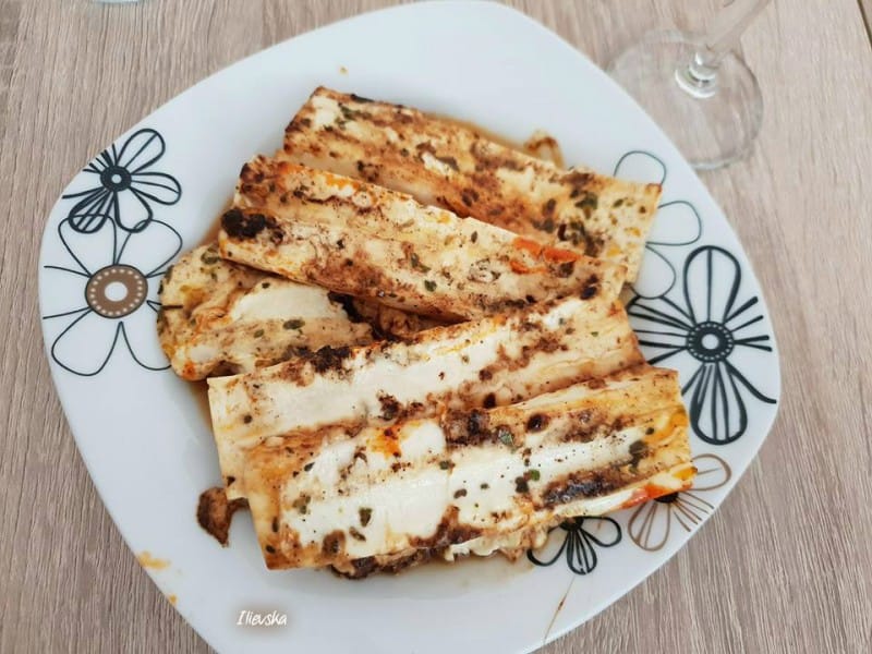 Сирење на скара со зачини и маслиново масло