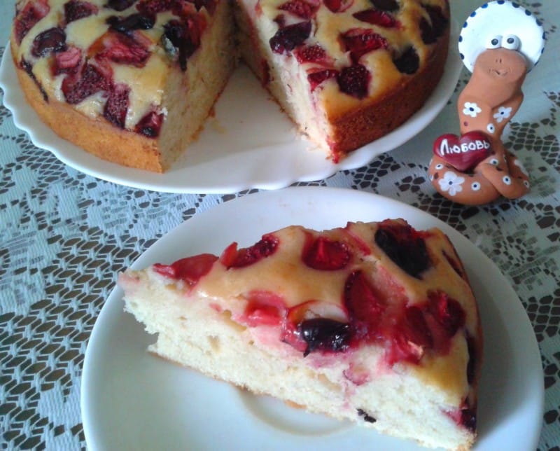 Колач со јогурт, јагоди и цреши