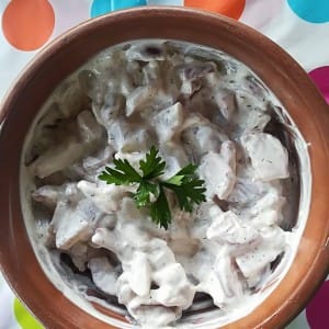 Салата со ротквици и кисело млеко