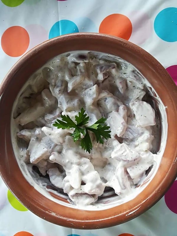 Салата со ротквици и кисело млеко