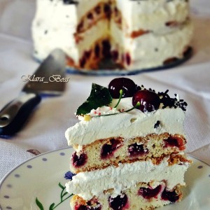 Посебна ванила торта со цреши или вишни