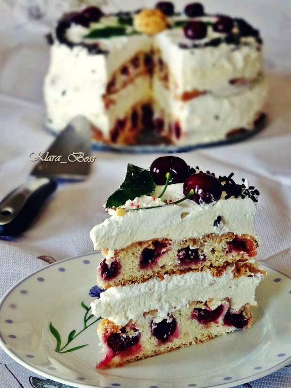 Посебна ванила торта со цреши или вишни