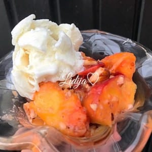 Пржени праски со мед и путер