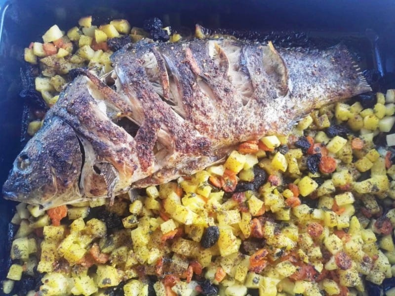 Полнет крап со компири, моркови и црни сливи