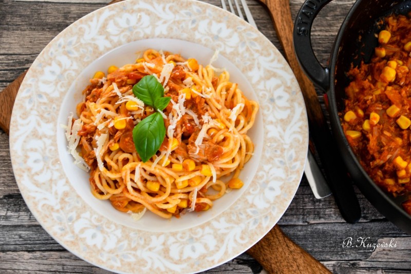 Шпагети пронто во сос од домати и туна
