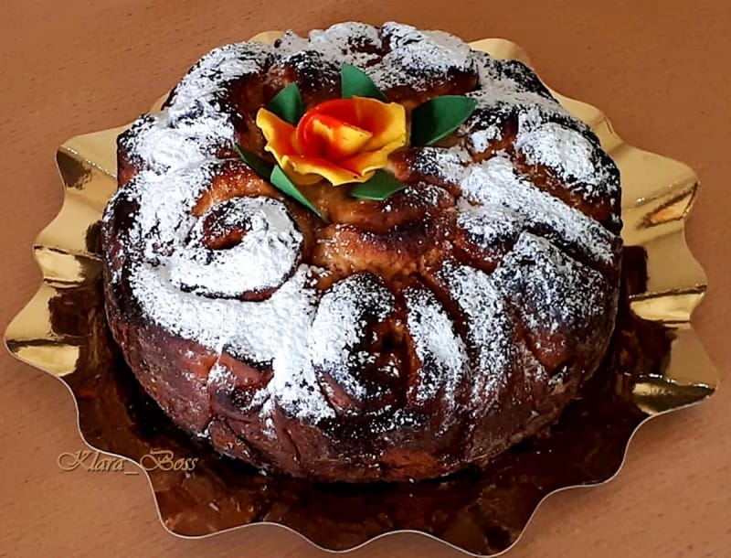Фанурија со квасец, пециво и мармалад