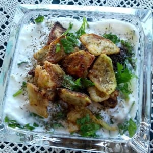 Летна салата од тиквички, кисело млеко, магдонос и ѕаѕики зачин