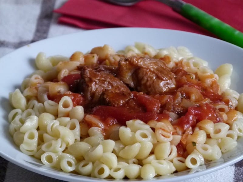 Макарони прелиени со говедски гулаш