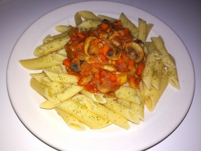 Макарони со печурки, домати и тиквичка