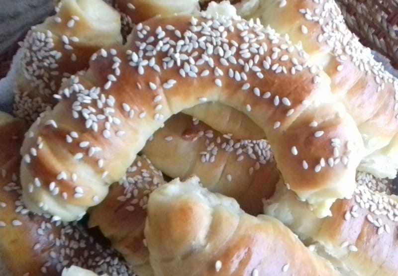 Меки кифли со полнење од урда