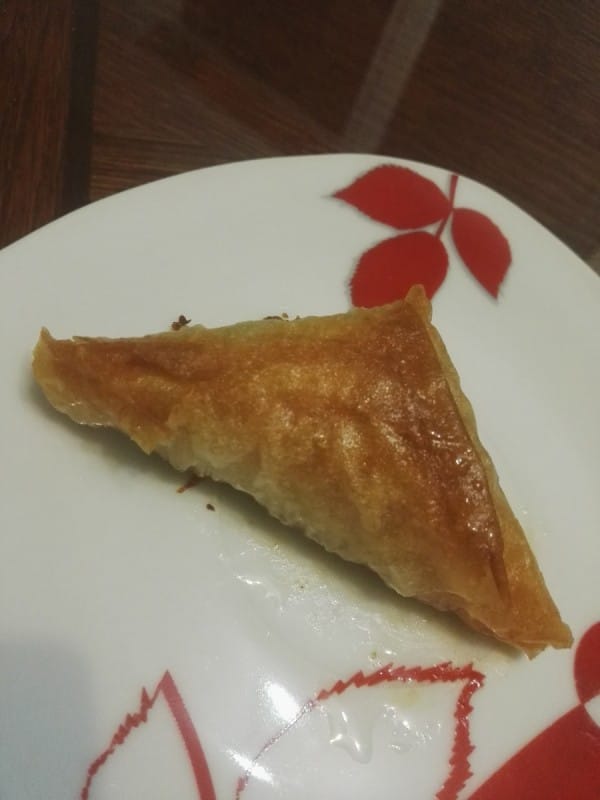 Тригони со ореви, суво грозје и гриз (посно)