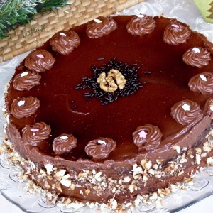 Медотаан чоколадна торта со јаболка и ореви (посно)