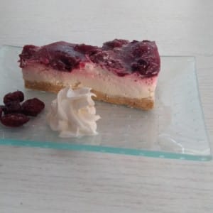 Чизкејк со вишни (без печење)
