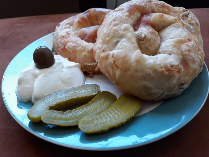 Пица банички со тегнети кори