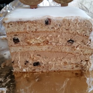 Роденденска торта со лешници и бисквити