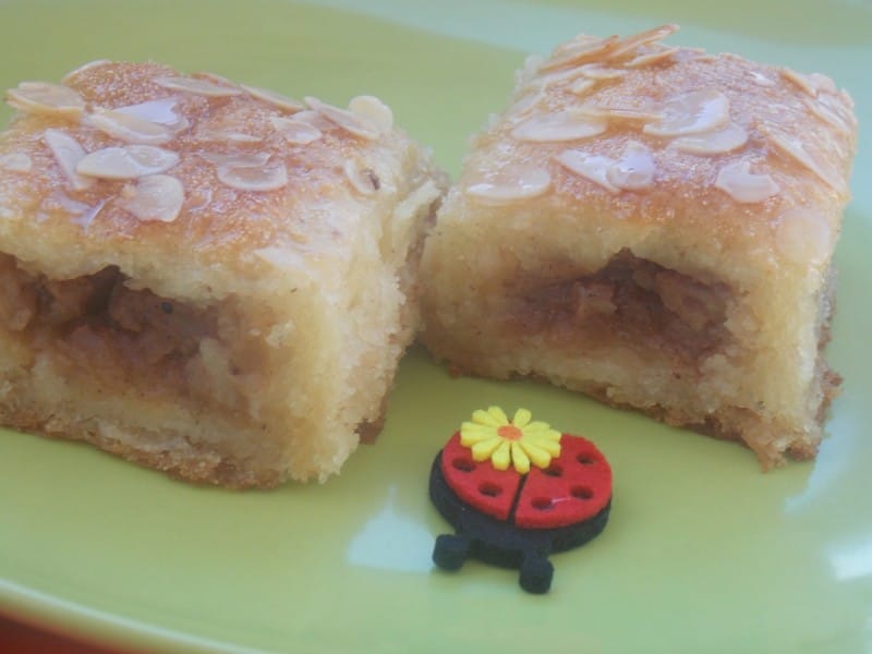Сочен колач со јаболка и готови кори