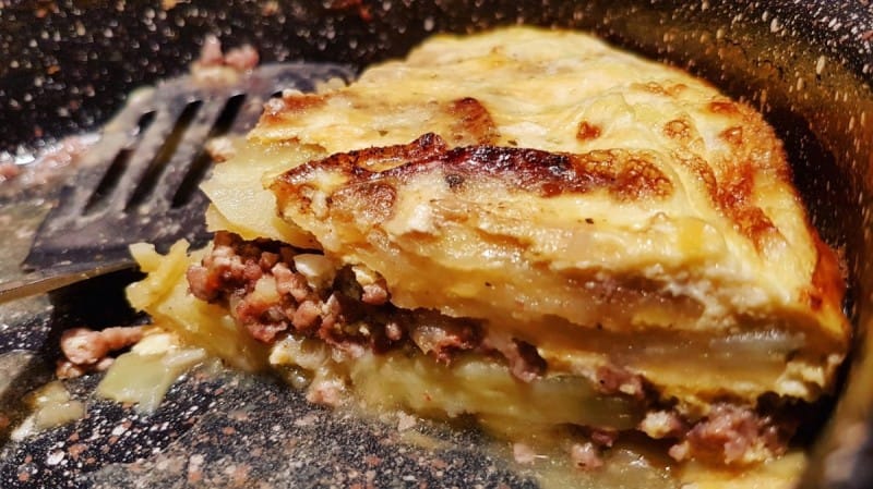 Мусака со компири, тиквички и мелено месо