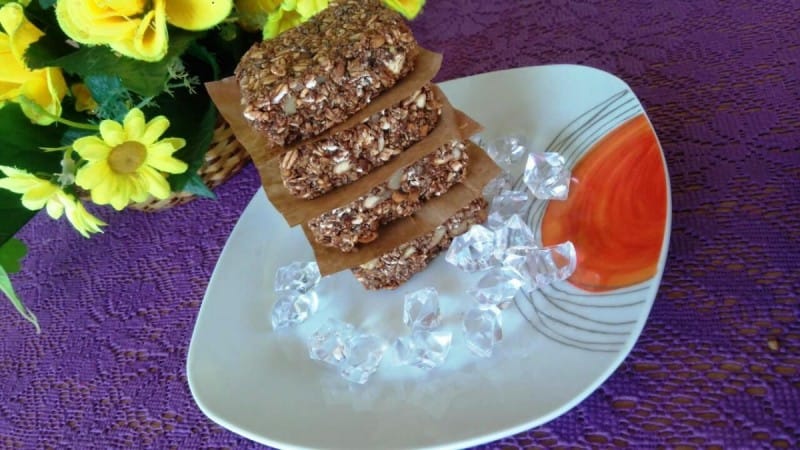 Енергетски коцки со овес, кокос, чиа и јаткасти плодови