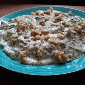 Салата со тиквички и ореви