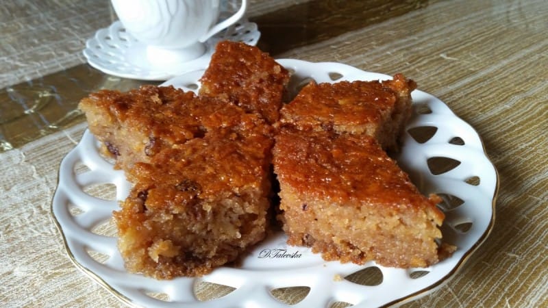 Колач со гриз, ореви и јаболка (посно, со масло)