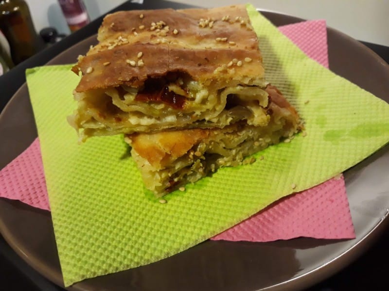 Пита со праз, маслинки и сушени домати