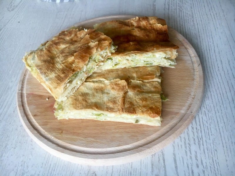 Комат со готови кори, праз и урда