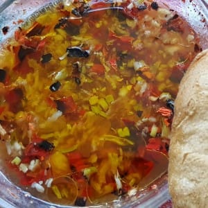 Макало од суви лути пиперчиња и лук
