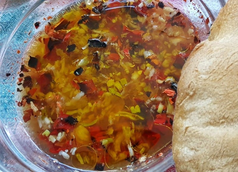 Макало од суви лути пиперчиња и лук