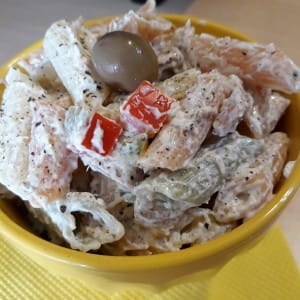 Шарени макарони со туна