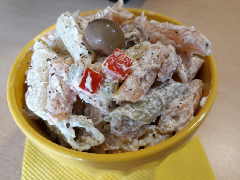 Шарени макарони со туна