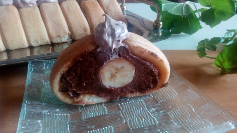 Брз ролат со пишкоти и банани (без печење)