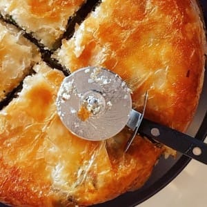 Домашен бурек со изварка и спанаќ