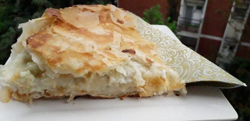 Домашен бурек со сирење и јајца од готови кори