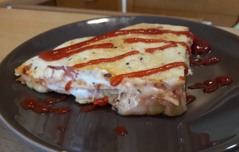 Пица торта (пица од готови тортиљи)