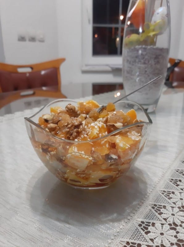 Овошна салата со јатки и мед