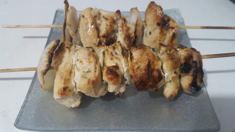 Маринирани пилешки ражничи со кора од лимон и портокал