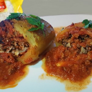 Полнети тиквички со мелено месо и ориз во доматен сос