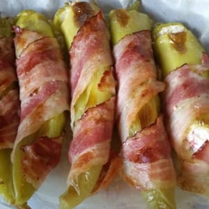 Потпечени пиперки со изварка (урда) и сланина