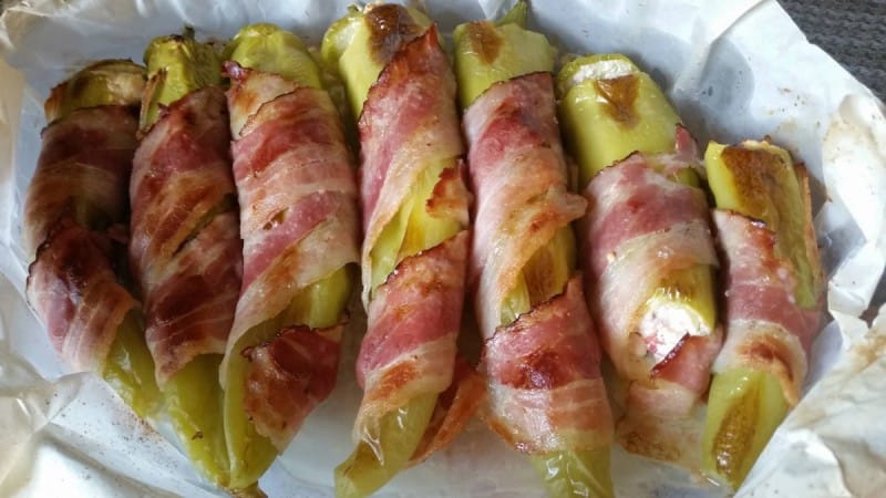 Потпечени пиперки со изварка (урда) и сланина