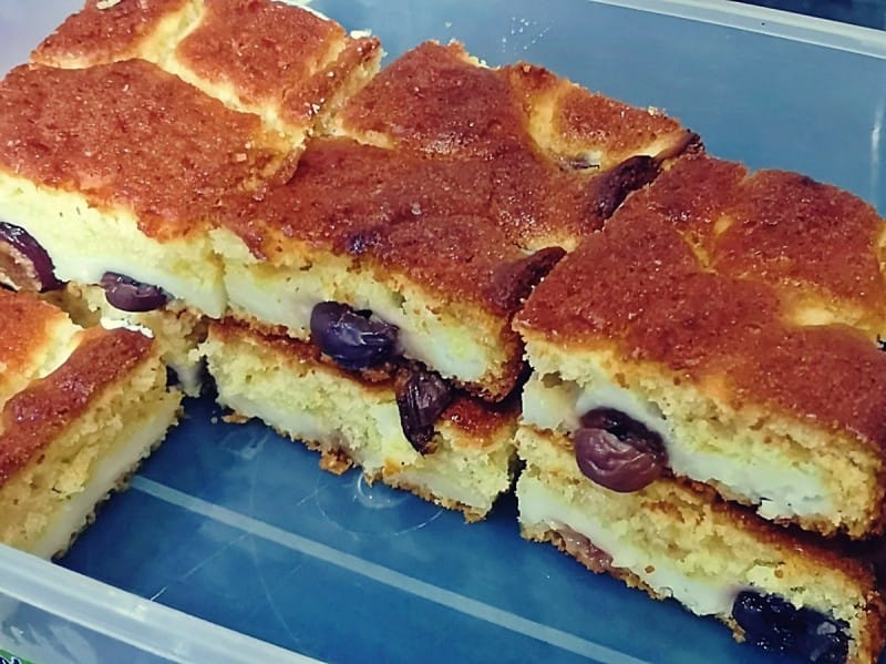 Колач со павлака и вишни (цреши)