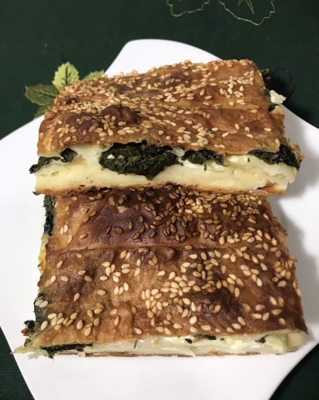 Пита од готови кори со jајца, спанаќ и сирење