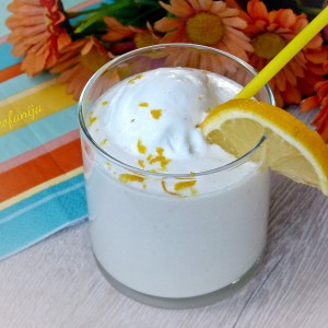 Освежителен пијалок со лимон, диња и ванила сладолед 