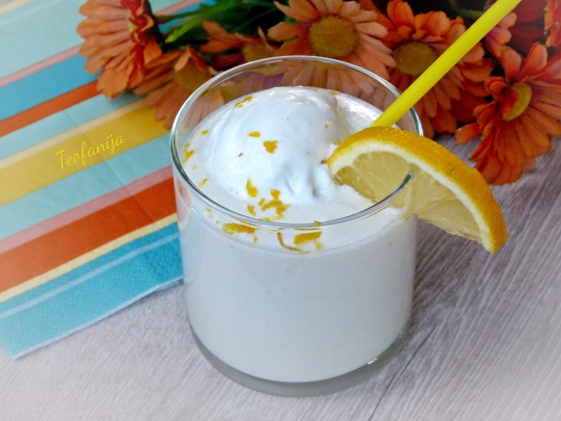 Освежителен пијалок со лимон, диња и ванила сладолед 