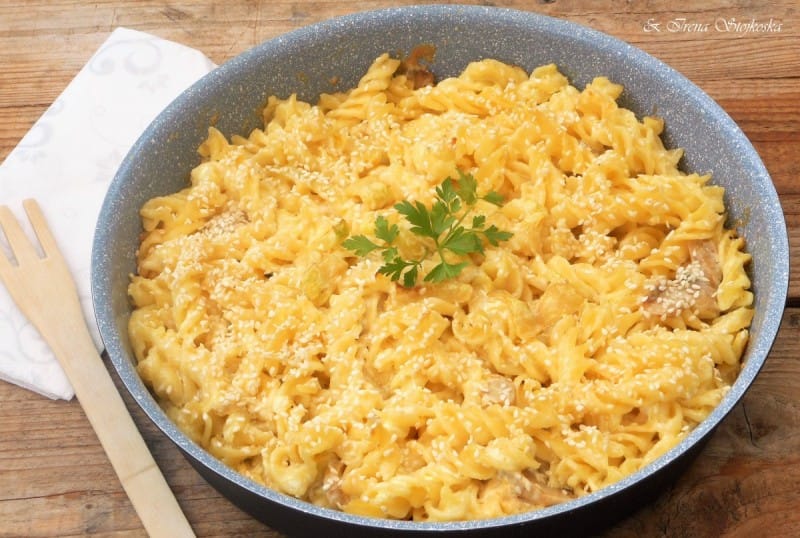Макарони со тиквички и печурки