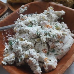 Освежителна салата со урда (изварка), ореви и лук