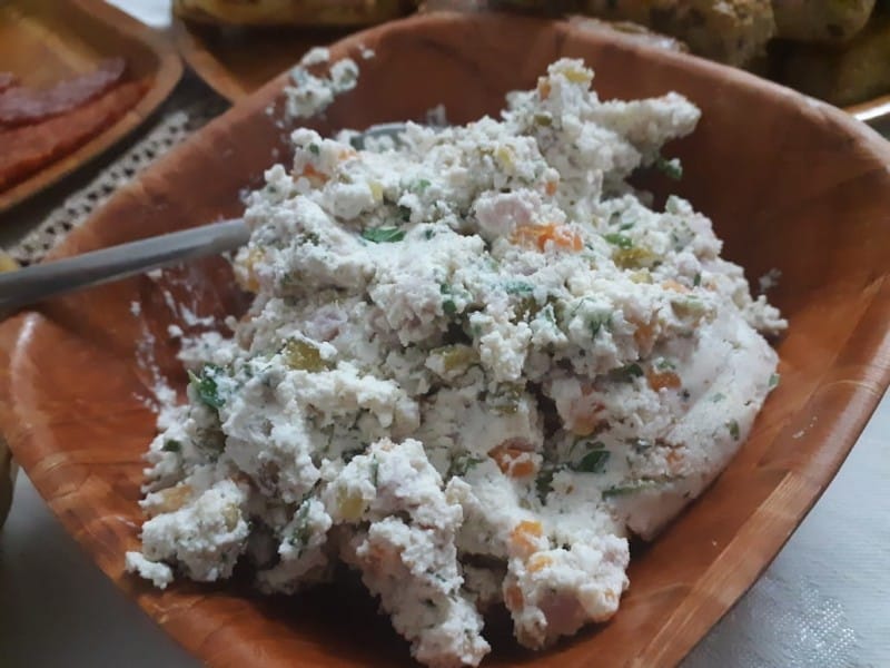 Освежителна салата со урда (изварка), ореви и лук